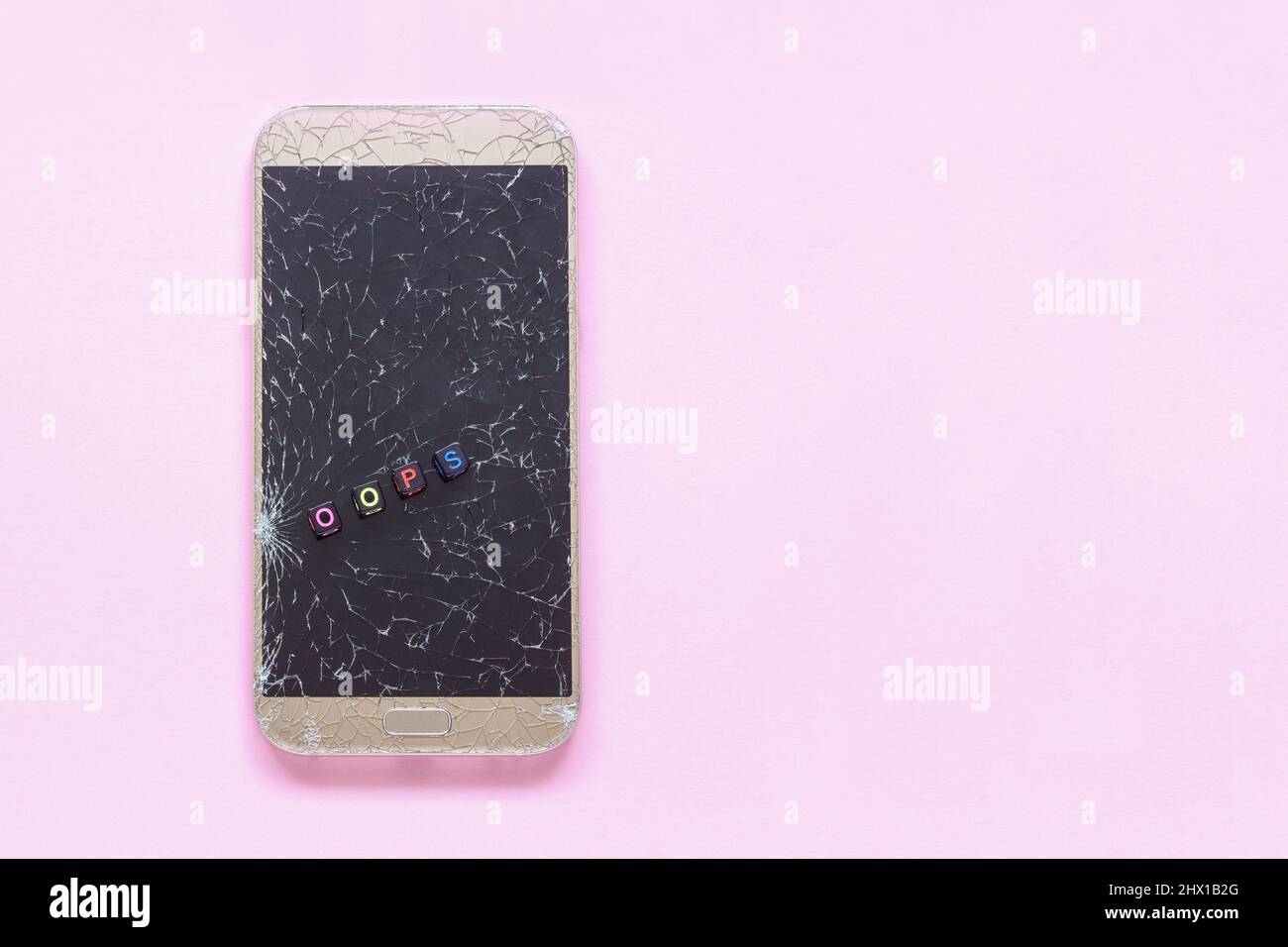 Gebrochene Risse Zelle Handy und Text Oops auf rosa Hintergrund Konzept Copy Space Flat Lay Stockfoto