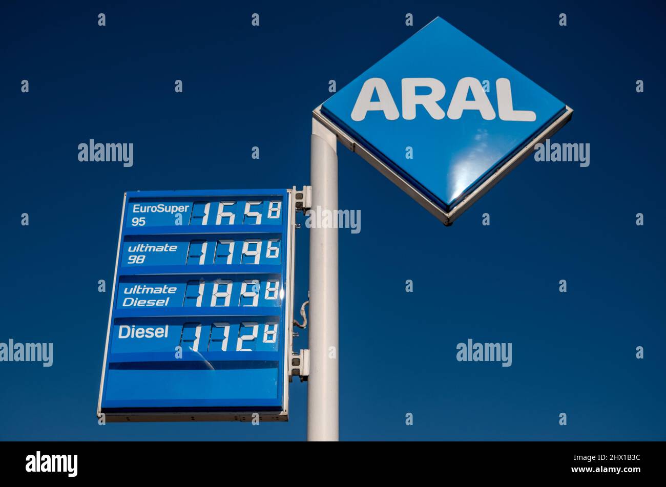 Wasserbillig, Luxemburg. 08. März 2022. Ein Schild zeigt die Kraftstoffpreise an einer Tankstelle in Wasserbillig, Luxemburg, nahe der deutschen Grenze. Im Großherzogtum sind die von der Regierung festgelegten Kraftstoffpreise gestiegen, liegen aber immer noch deutlich unter denen in Deutschland. Quelle: Harald Tittel/dpa/Alamy Live News Stockfoto