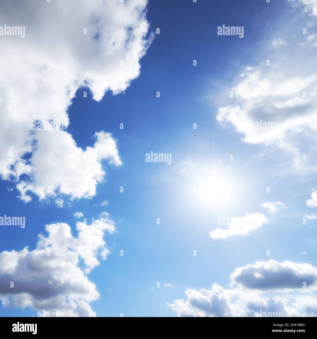 Blauer Himmel und weiße Wolken. Ein wunderschöner blauer Himmel gefüllt mit flauschigen weißen Wolken. Stockfoto
