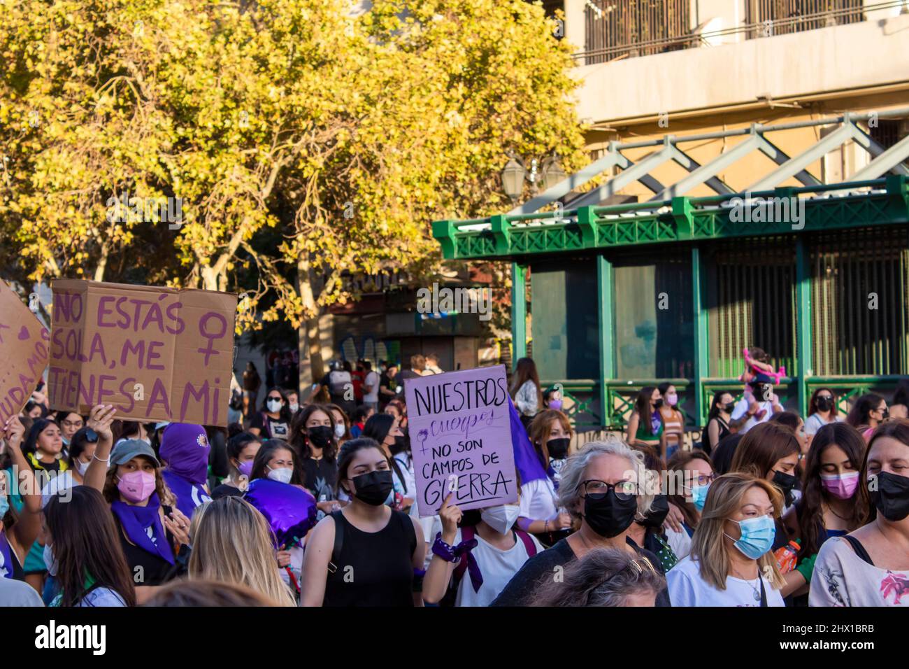 Frauen marschieren beim Internationalen Frauentag 8M - Santiago, Chile - 08. März 2022. Hochwertige Fotos Stockfoto