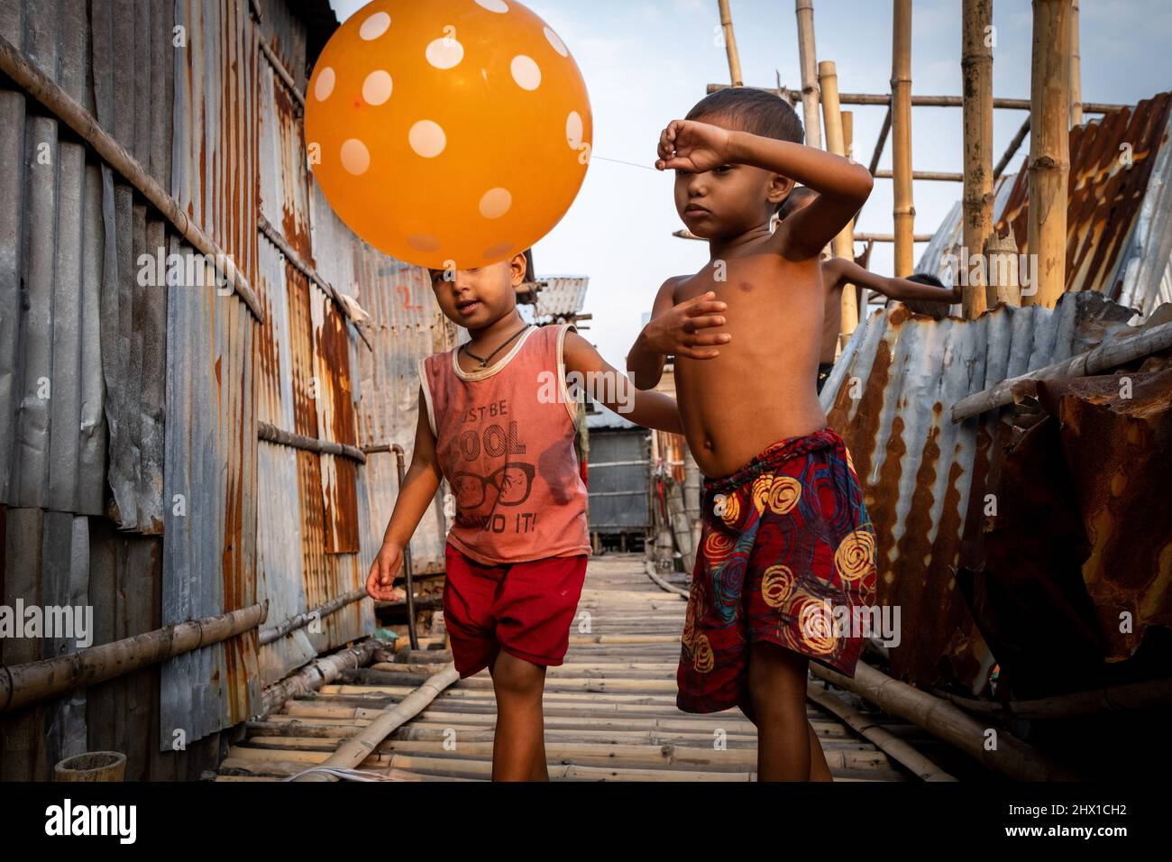 In den Slums von Duari para in Dhaka, der Hauptstadt von Bangladesch, leben hauptsächlich Klimafirmen aus dem Süden, wo sie unter den Auswirkungen des Klimawandels gelitten haben: Steigende Wasserstände, Bodenerosion und Versalzung. Dhaka, Bangladesch. Stockfoto