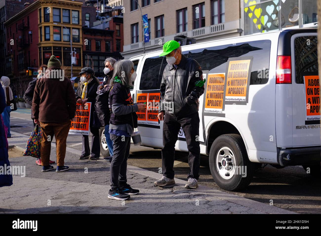 New York, USA, 8. März 2022, nehmen Menschen an einer Kundgebung Teil, die von RiseUp4AbortionRights Kundgebungen und Demonstrationen im ganzen Land organisiert wird, um der zunehmenden Erosion der Abtreibungsrechte am Internationalen Frauentag entgegenzutreten. Ein Urteil des Obersten Gerichtshofs zur Frauengesundheit, das die Abtreibungsrechte auf nationaler Ebene aushöhlen könnte, 8. März 2022, New York, New York, Vereinigte Staaten von Amerika. Stockfoto