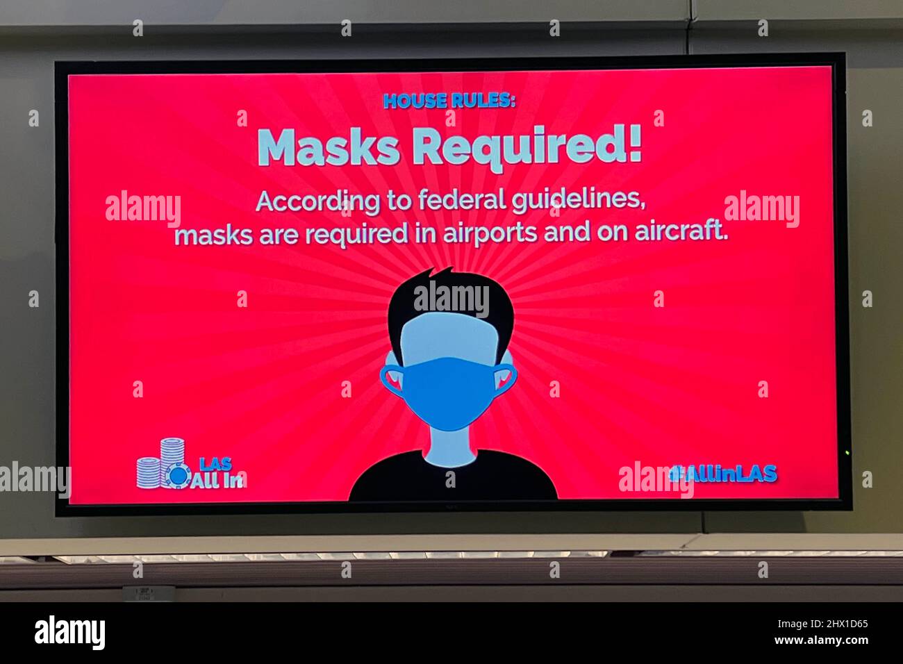 Ein Hinweis auf eine Gesichtsmaske auf einem Monitor auf dem Harry Reid International Airport aka McCarran International Airport (LAS) inmitten der Zunahme der COVID- Stockfoto