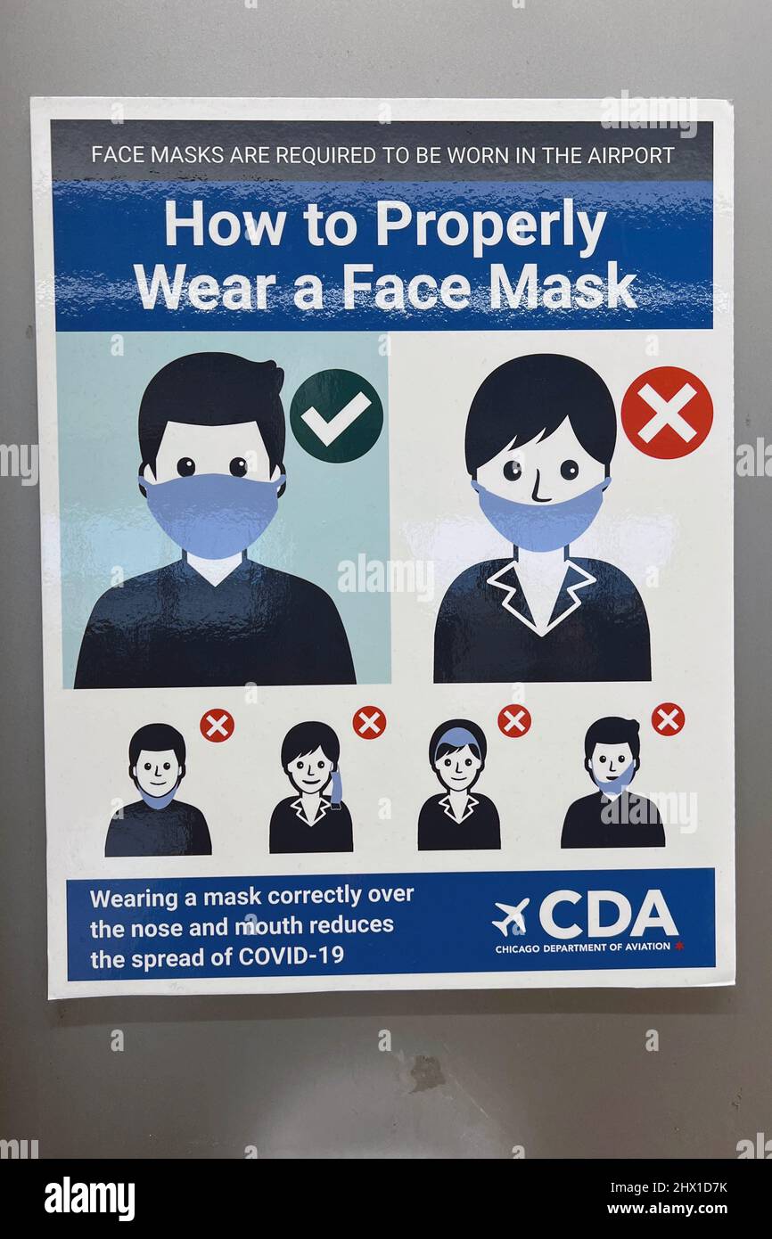 Ein Coronavirus-COVID-19-Gesichtsschutzschild, gesponsert vom Chicago Department of Aviation in Terminal 3 am O'Hare International Airport (ORD), Sonntag, 6. März 2022, in Chicago. Stockfoto