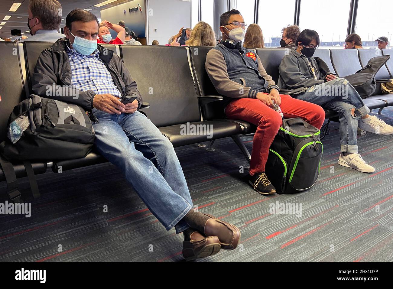 Passagiere mit Gesichtsmasken im Terminal 3 am O'Hare International Airport (ORD), Sonntag, 6. März 2022, in Chicago. Stockfoto