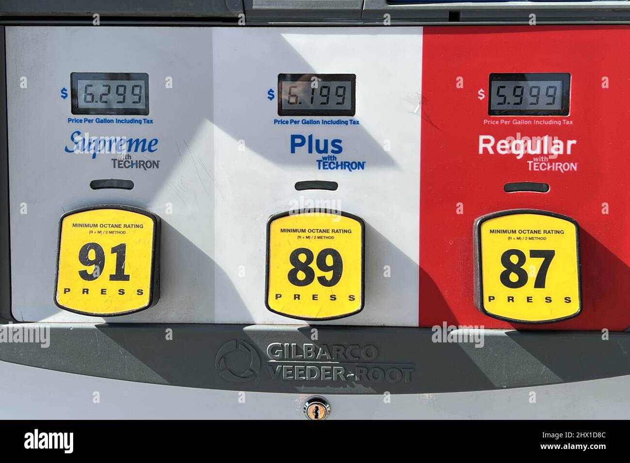 Die Gaspreise pro Gallone für Supreme, Plus und Regular werden am Dienstag, 8. März 2022, in einer Chevron ExtraMile-Tankstelle in Monterey Park, Kalif. Stockfoto Die Gaspreise pro Gallone für Supreme, Plus und Regular werden am Dienstag, 8. März 2022, in einer Chevron ExtraMile-Tankstelle in Monterey Park, Kalif. Stockfoto