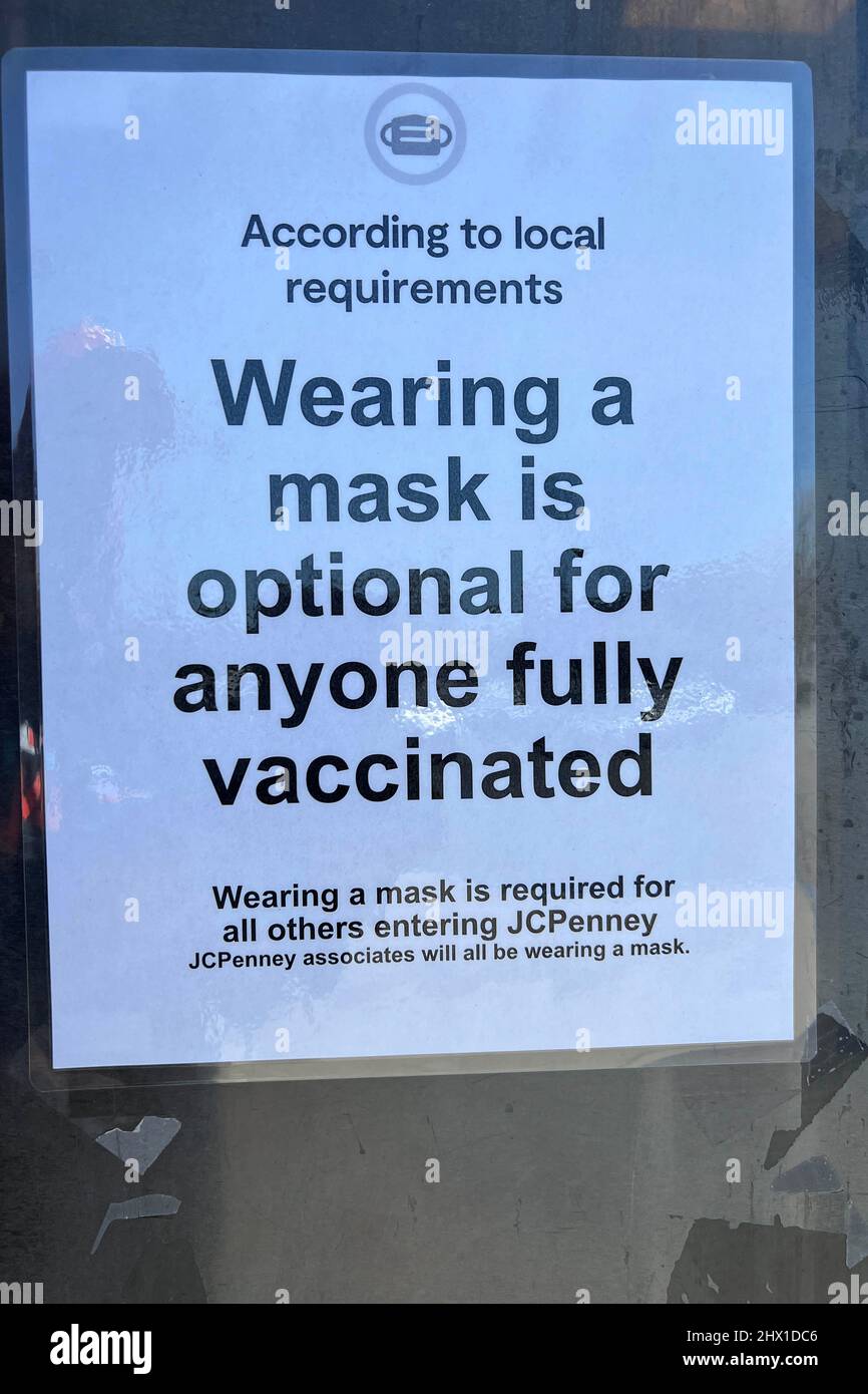 Eine optionale Empfehlung zur Gesichtsmaske für vollständig geimpfte COVID-19 im Kaufhaus JCPenney in den Geschäften in Montebello, Dienstag, den 8. März 2022, in Montebello, Kalif. Stockfoto