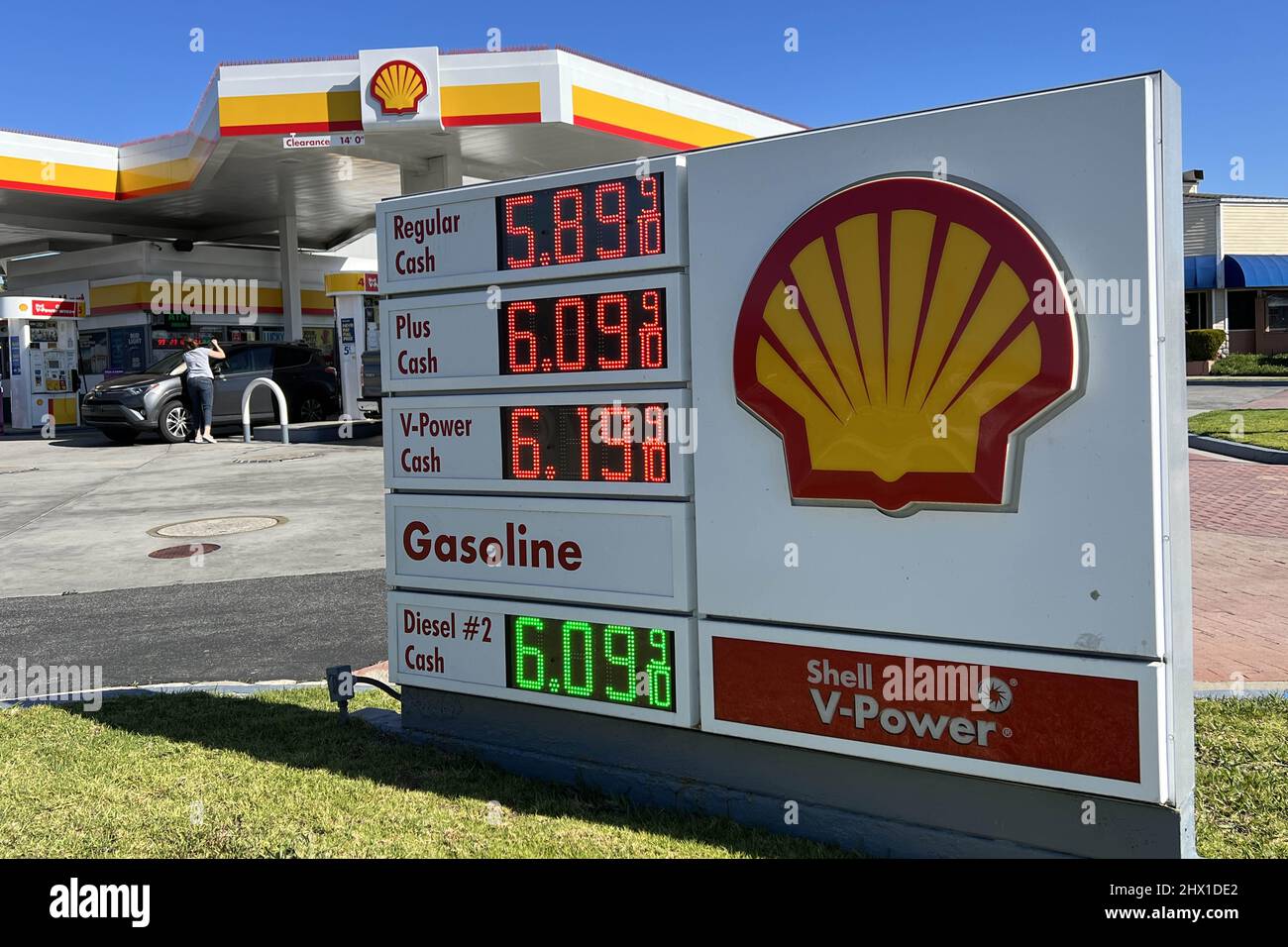 Die Gaspreise pro Gallone werden an einer Shell-Ölstation am Dienstag, den 8. März 2022, in Monterey Park, Kalifornien, angezeigt. Stockfoto