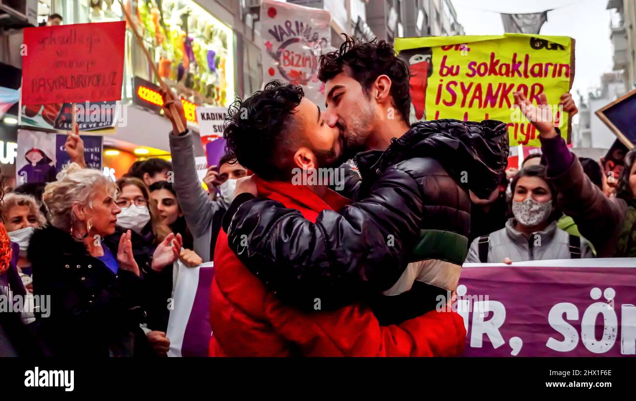 Izmir, Türkei. 08. März 2022. Der Internationale Frauentag ist in einer Demonstration gegen männliche Gewalt durch eine riesige Menge von Frauen und LGBTQ-Mitgliedern bei einem feministischen Nachtspaziergang unter der Polizeiunterdrückung markiert. (Foto von Idil Toffolo/Pacific Press) Quelle: Pacific Press Media Production Corp./Alamy Live News Stockfoto