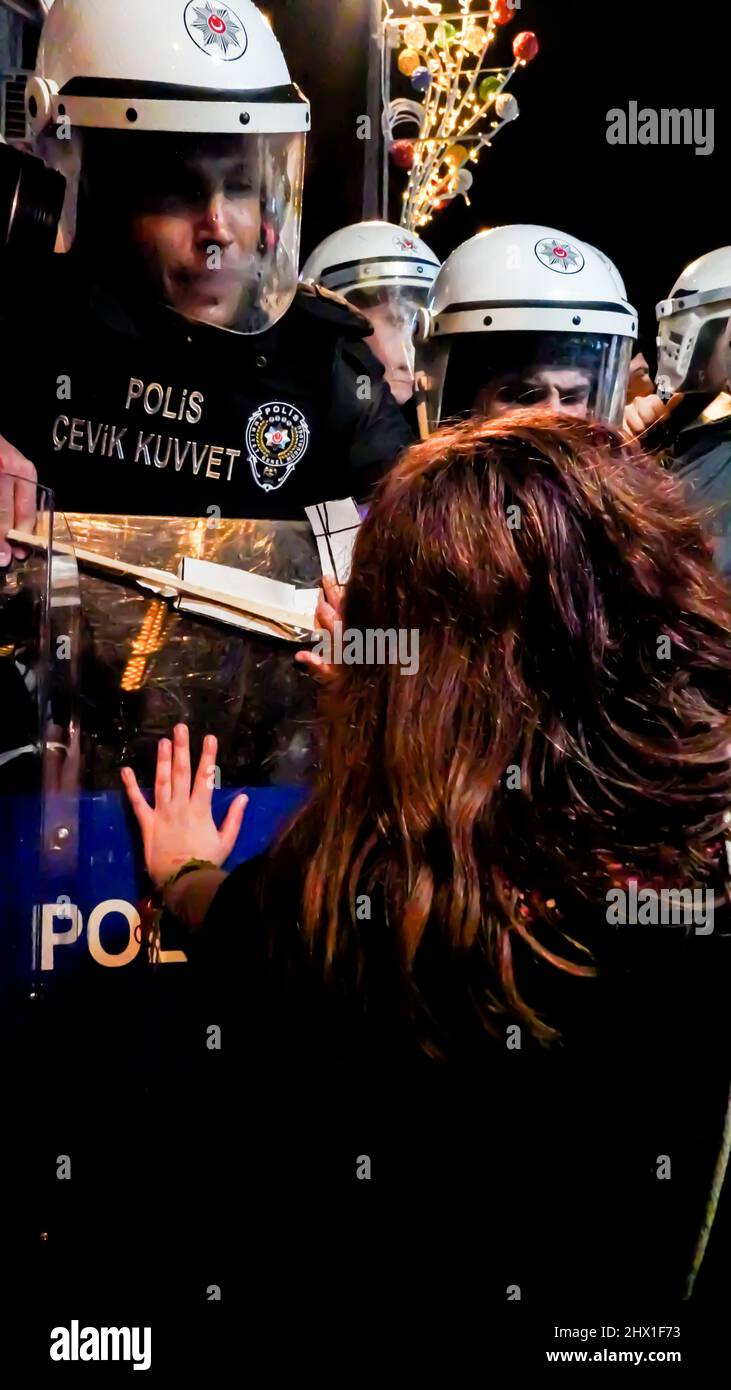 Izmir, Türkei. 08. März 2022. Der Internationale Frauentag ist in einer Demonstration gegen männliche Gewalt durch eine riesige Menge von Frauen und LGBTQ-Mitgliedern bei einem feministischen Nachtspaziergang unter der Polizeiunterdrückung markiert. (Foto von Idil Toffolo/Pacific Press) Quelle: Pacific Press Media Production Corp./Alamy Live News Stockfoto