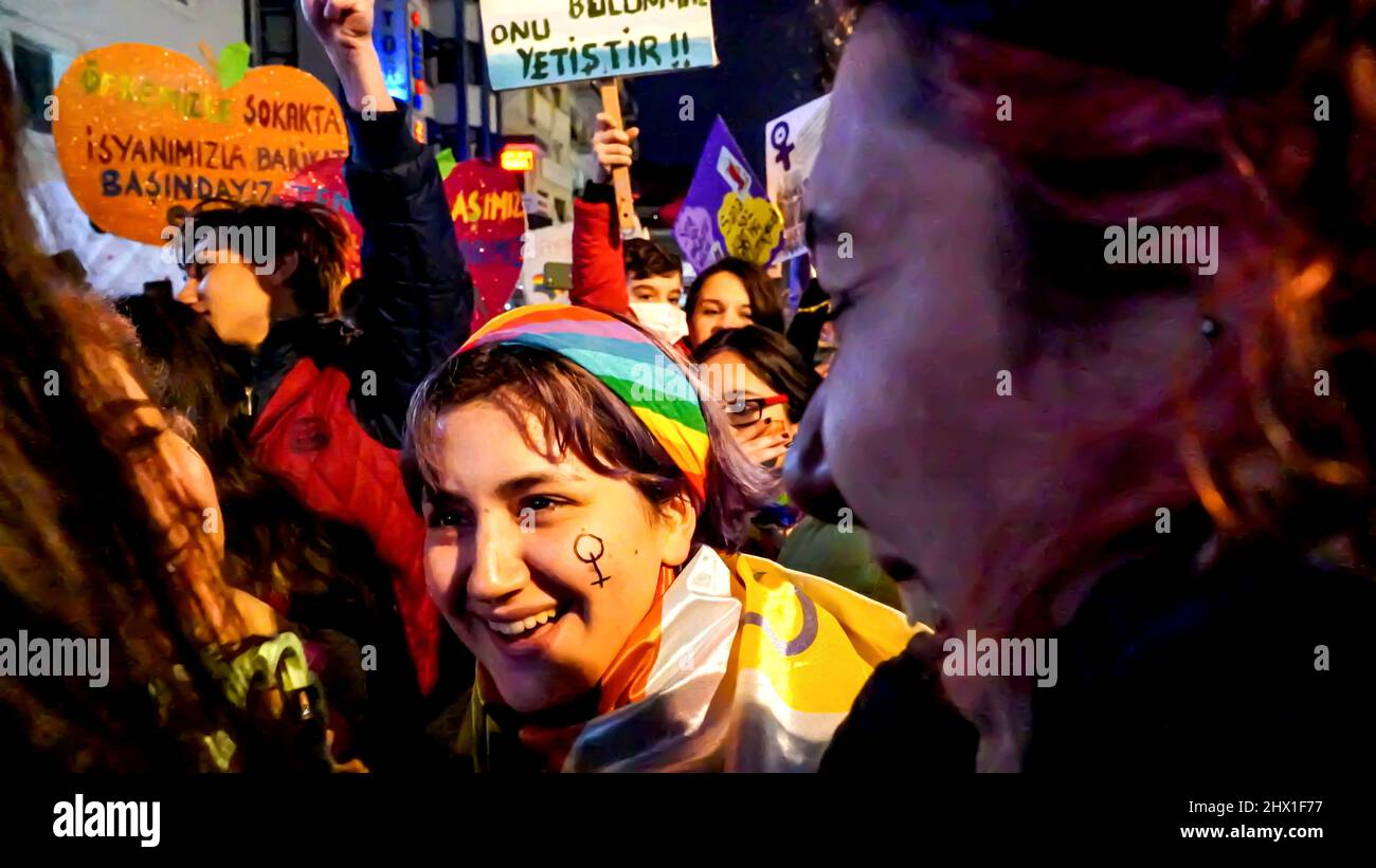 Izmir, Türkei. 08. März 2022. Der Internationale Frauentag ist in einer Demonstration gegen männliche Gewalt durch eine riesige Menge von Frauen und LGBTQ-Mitgliedern bei einem feministischen Nachtspaziergang unter der Polizeiunterdrückung markiert. (Foto von Idil Toffolo/Pacific Press) Quelle: Pacific Press Media Production Corp./Alamy Live News Stockfoto