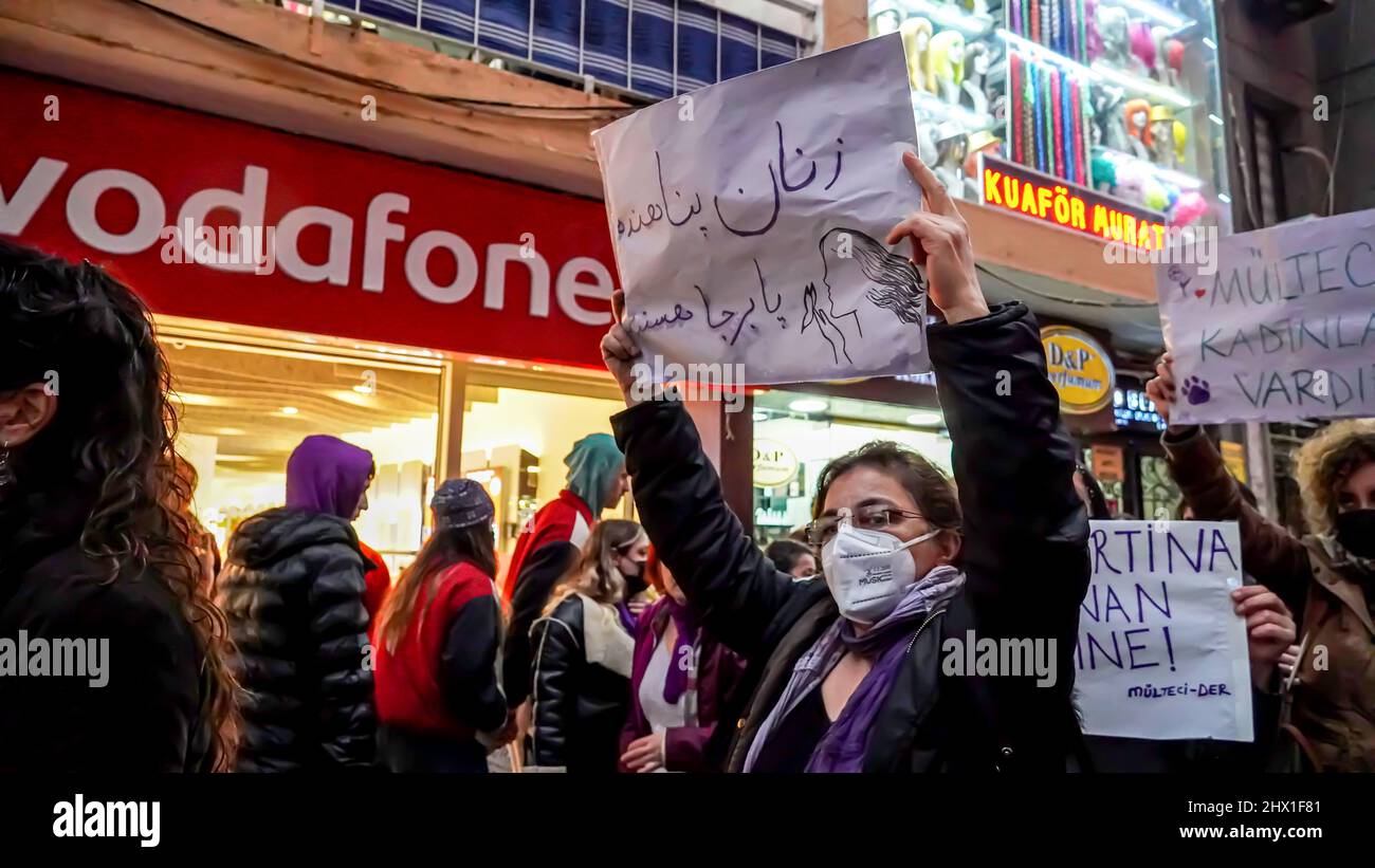 Izmir, Türkei. 08. März 2022. Der Internationale Frauentag ist in einer Demonstration gegen männliche Gewalt durch eine riesige Menge von Frauen und LGBTQ-Mitgliedern bei einem feministischen Nachtspaziergang unter der Polizeiunterdrückung markiert. (Foto von Idil Toffolo/Pacific Press) Quelle: Pacific Press Media Production Corp./Alamy Live News Stockfoto