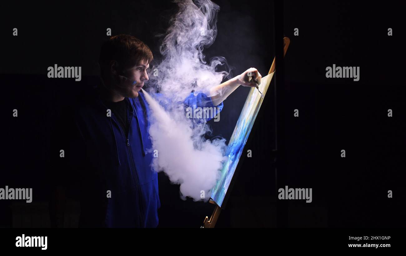 vape ringe tutorial deutsch Künstler-Kopist malen Seesack mit Schiff im Ozean. Vaper Smoke Vape  E-Zigarette. Handwerker Dekorator zeichnen als Boot Segel auf blauem Meer  mit Acrylöl Farbe. Zeichnen Sie Finger, Pinsel, Messer Palette. Innen  Stockfotografie -