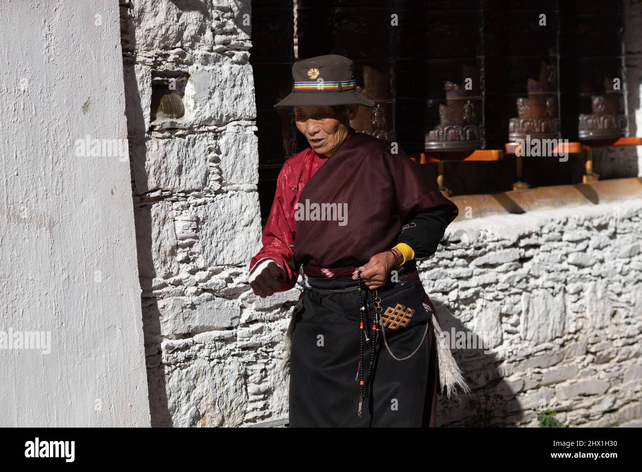 24. Dezember 2021, Litang, Land Sichuan, China: Eine alte Religion der Stadt Litang betet am Morgen am Geburtsschrein des siebten Dalai Lama. Stockfoto