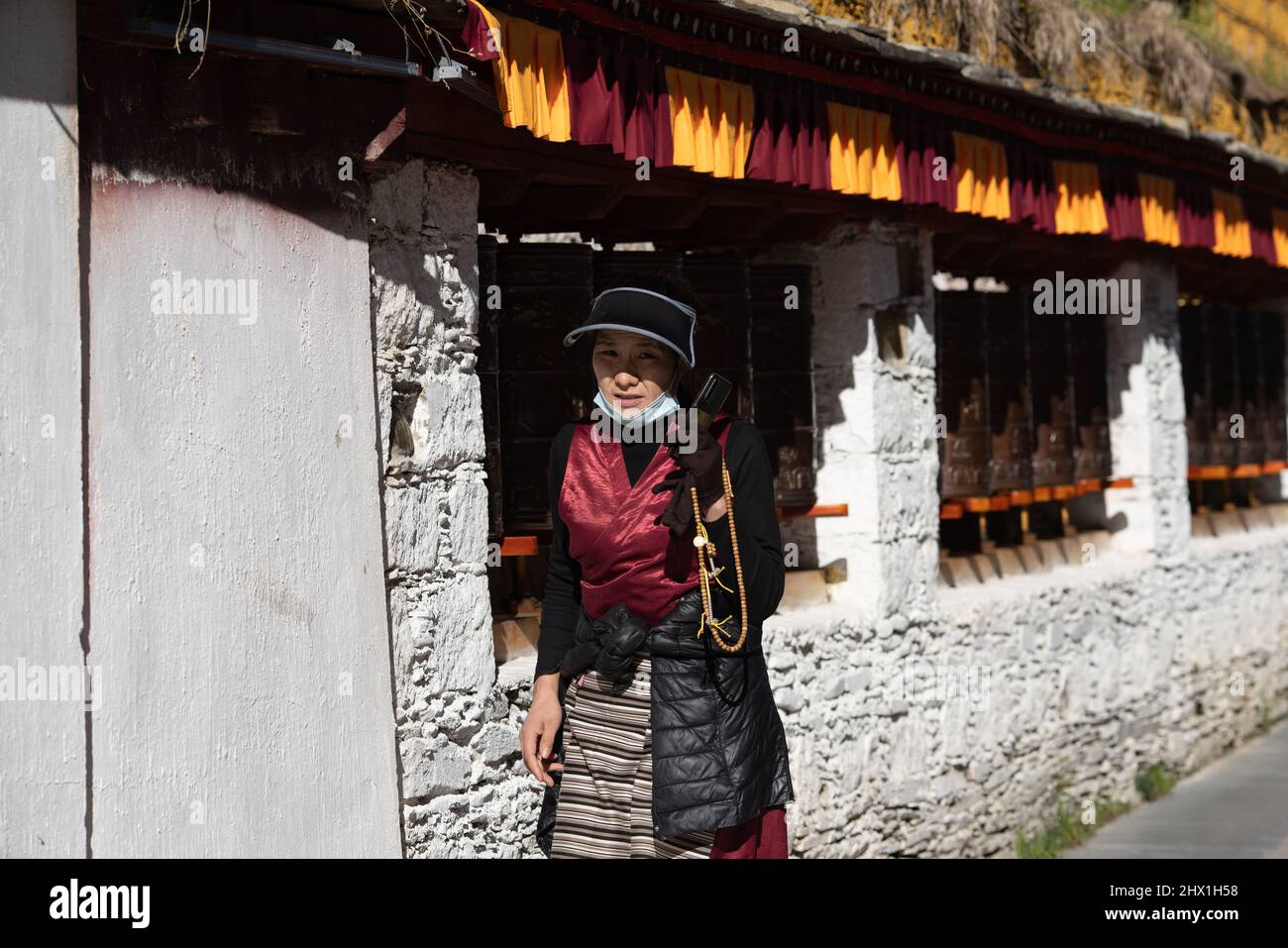 24. Dezember 2021, Litang, Land Sichuan, China: Eine alte Religion der Stadt Litang betet am Morgen am Geburtsschrein des siebten Dalai Lama. Stockfoto