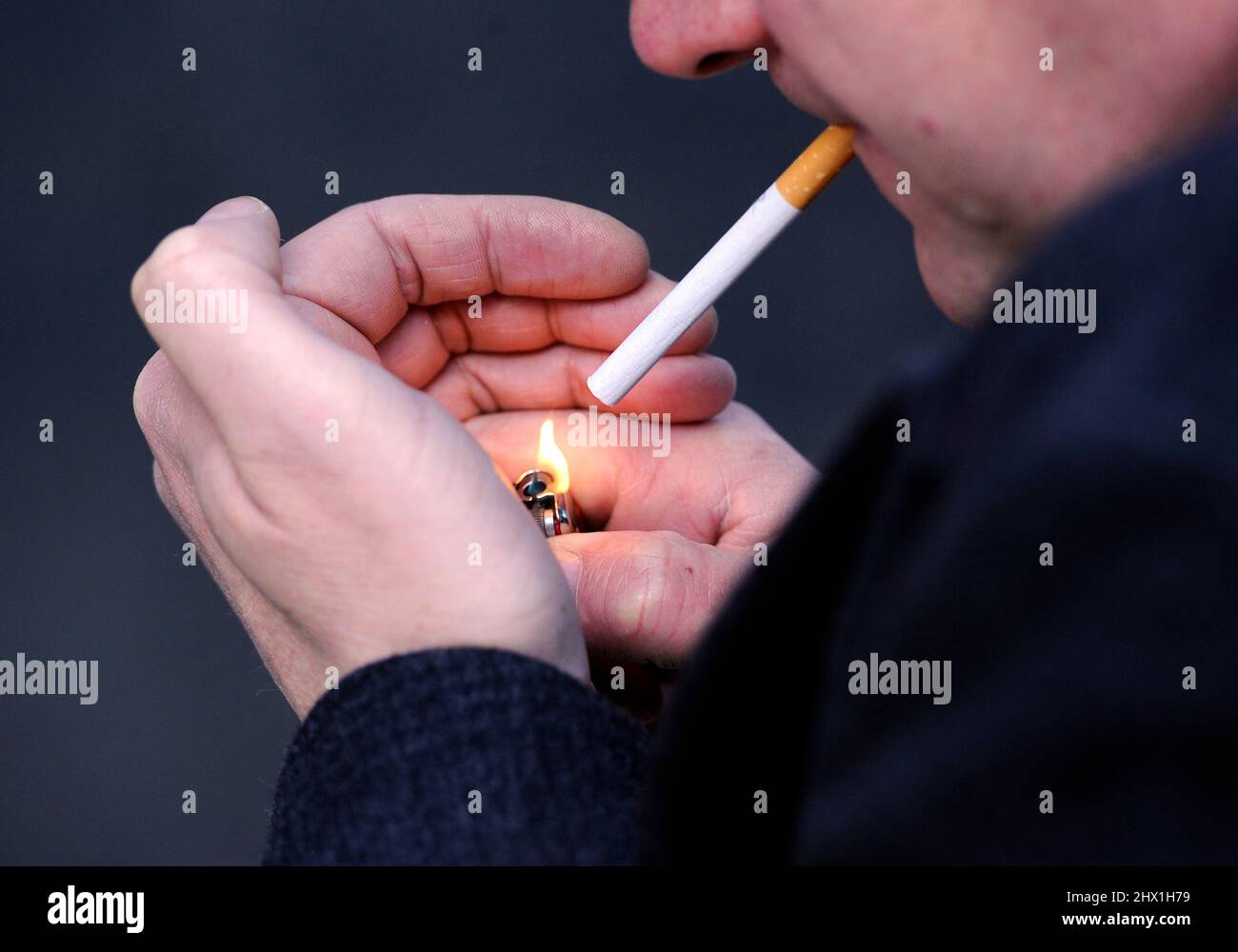 BILD POSIERTE MEIN MODELL. Aktenfoto vom 12/03/13 eines Mannes, der eine Zigarette raucht, da weniger als die Hälfte der im Krankenhaus eingewiesenen Raucher Ratschläge zum Aufhören erhalten, so eine neue Umfrage. Ausgabedatum: Mittwoch, 9. März 2022. Stockfoto