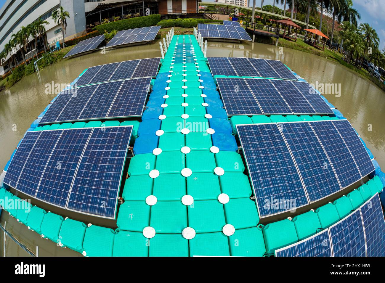 Plattform aus Kunststoff schwimmende Solarzellen, Paneele auf dem Wasser gegen blauen Himmel im öffentlichen Park im Stadtzentrum. Stockfoto