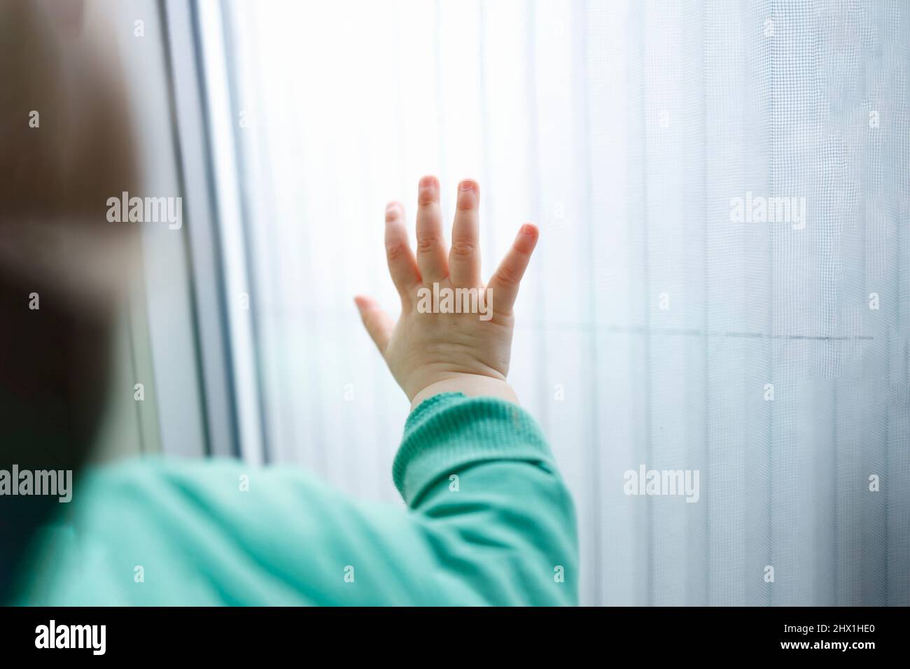 Eine Hand eines kleinen Kindes auf einer weißen Oberfläche, Konzept der humanitären Hilfe Stockfoto