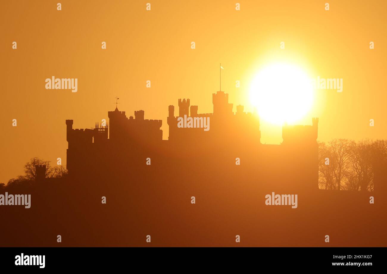 Belvoir, Großbritannien. 07. März 2022. Der Sonnenuntergang hinter Belvoir Castle, nahe Grantham, vor einer kalten frostigen Nacht in Nottinghamshire, am 7. März 2022. Kredit: Paul Marriott/Alamy Live Nachrichten Stockfoto