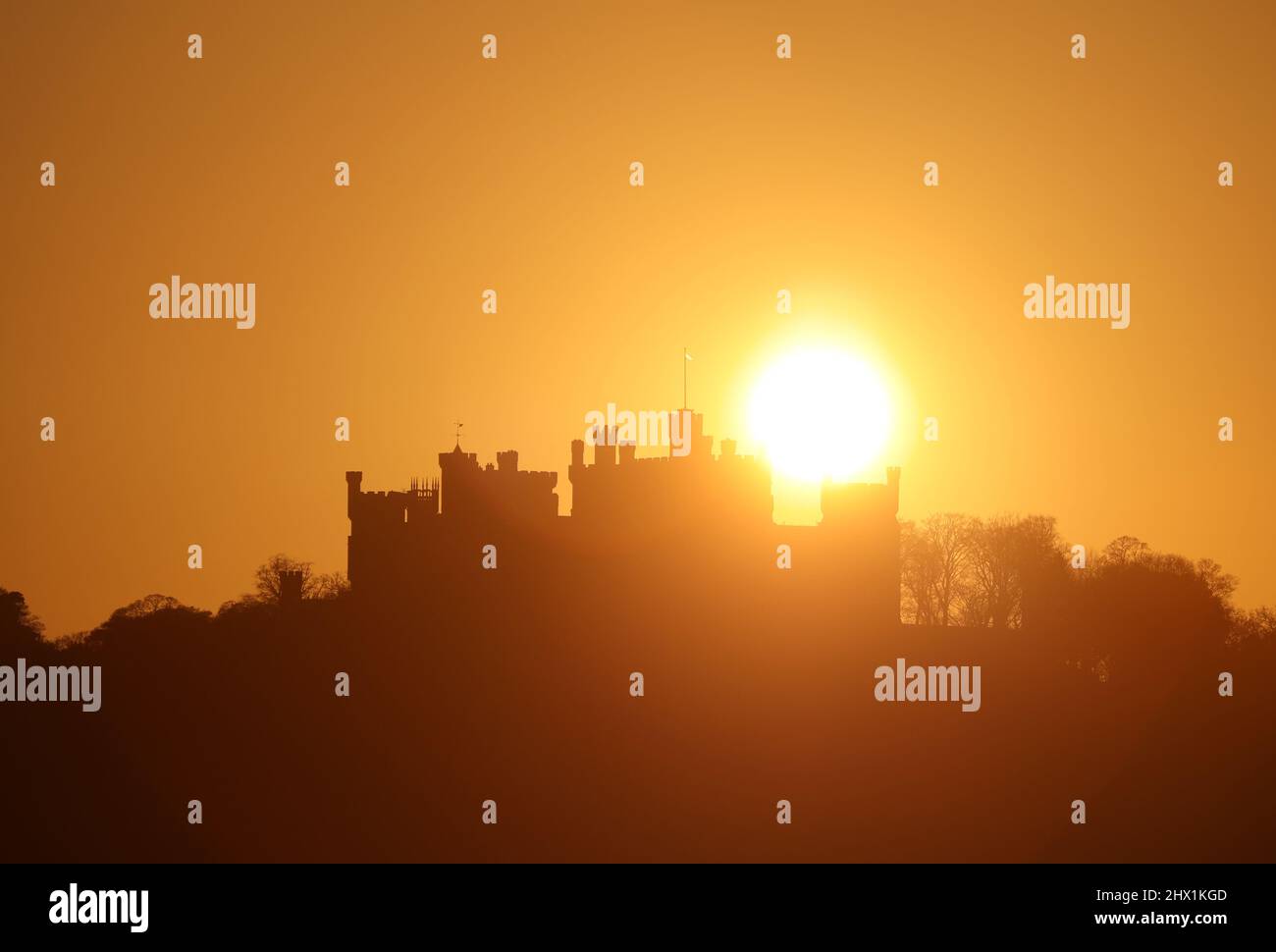 Belvoir, Großbritannien. 07. März 2022. Der Sonnenuntergang hinter Belvoir Castle, nahe Grantham, vor einer kalten frostigen Nacht in Nottinghamshire, am 7. März 2022. Kredit: Paul Marriott/Alamy Live Nachrichten Stockfoto