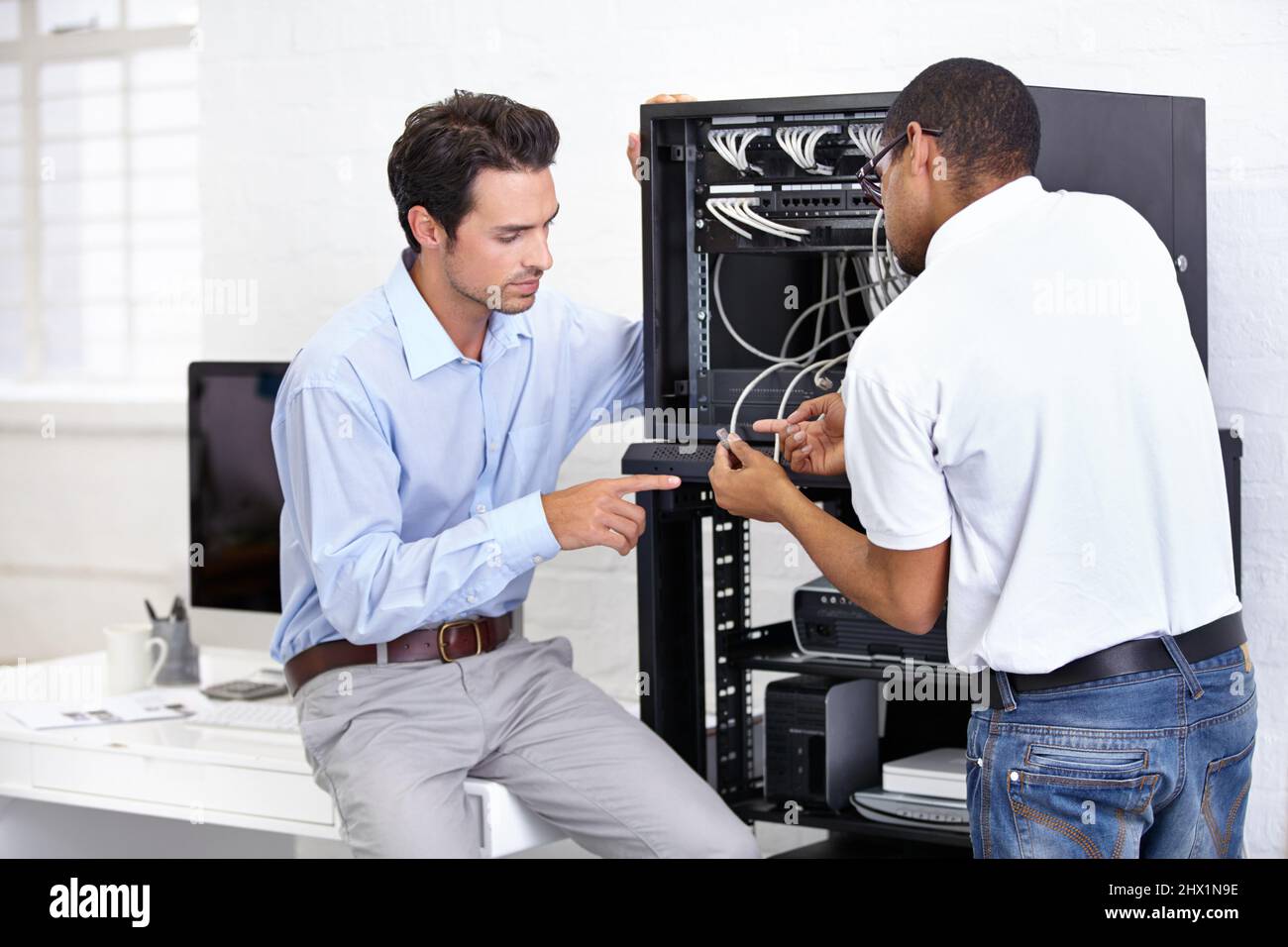Keine Angst, wenn der IT-Typ in der Nähe ist. Ein junger IT-Spezialist, der bereit ist, einen Server zu reparieren. Stockfoto
