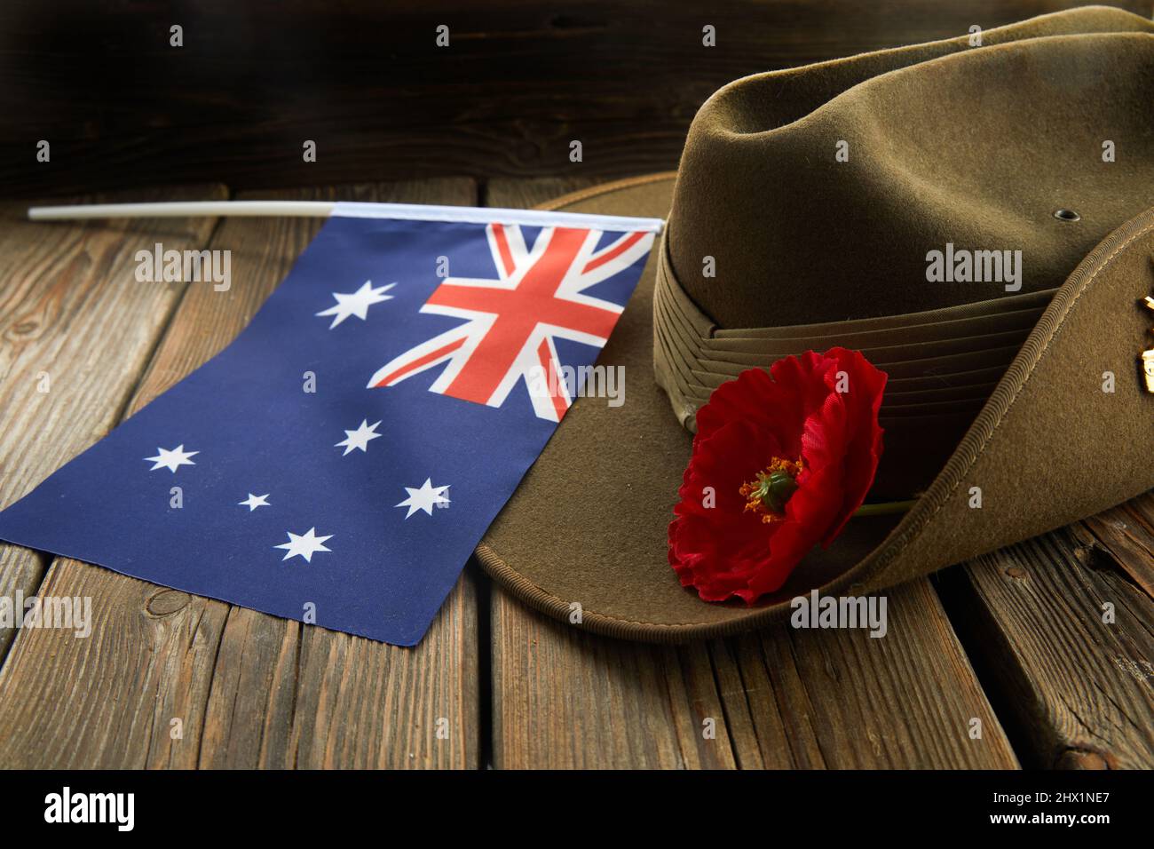 Anzac Army Slouch Hut mit australischer Flagge und Poppy auf Holzhintergrund Stockfoto