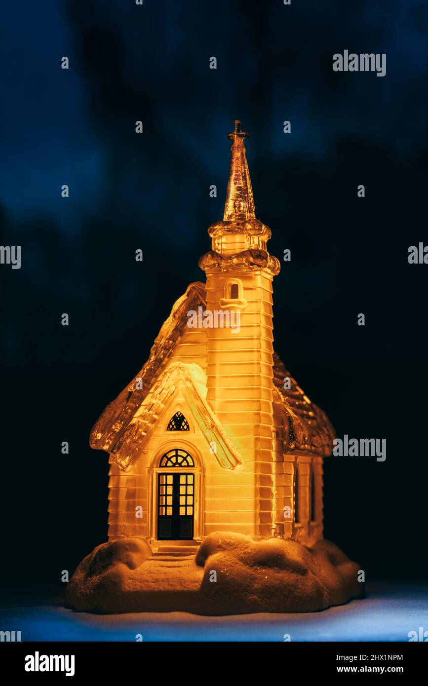Modell Kirche leuchtet orange in der Nacht. Stockfoto