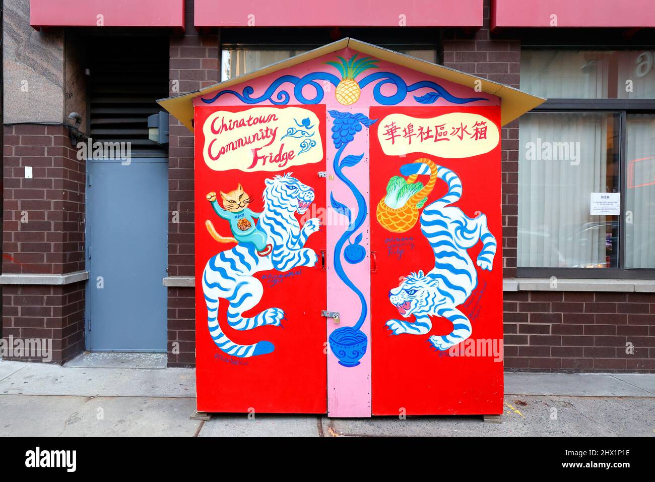 5.. März 2022, New York, NY. Die Chinatown Community Kühlschrank Food Bank befindet sich außerhalb Chung Pak Low Income Senior Citizen Housing in Chinatown ... Stockfoto