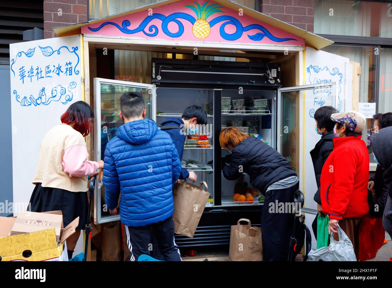 8.. März 2022, New York, NY. Studenten der Stuyvesant High School führen die Chinatown Community Kühlschrank Food Bank vor Chung Pak in Chinatown ein... Stockfoto