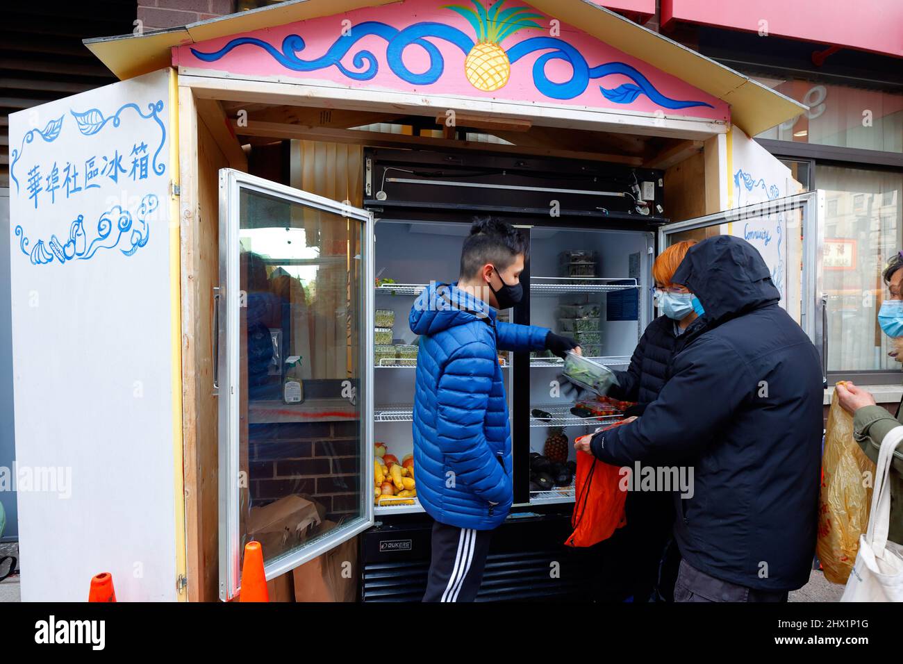 8.. März 2022, New York, NY. Studenten der Stuyvesant High School verteilen Lebensmittel von der Chinatown Community Kühlschrank Food Bank außerhalb Chung Pak Stockfoto