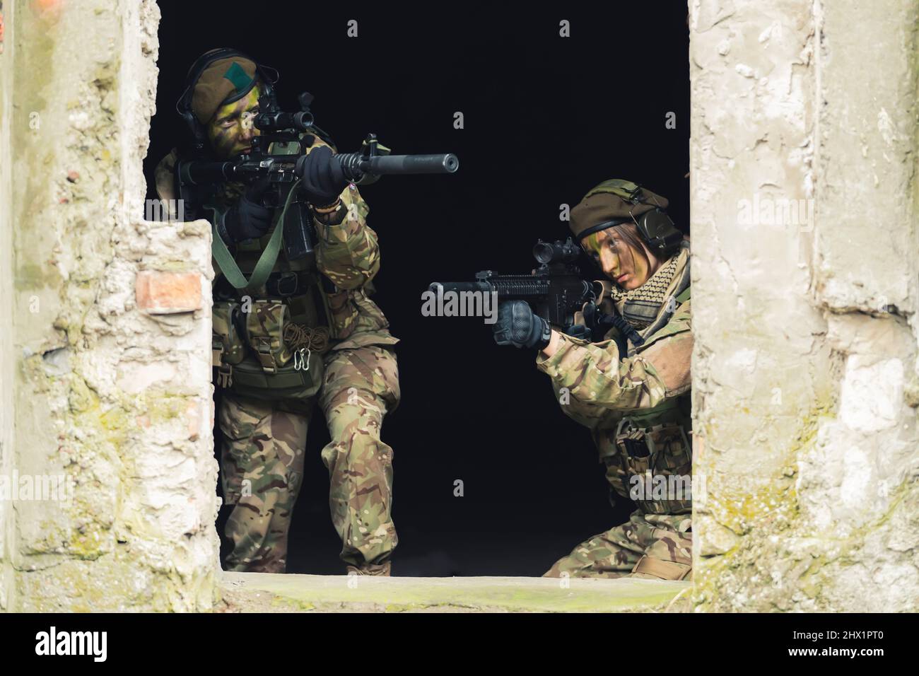 Enthüllte Versteckposition von Soldatinnen, die sich an der Front verteidigen. Hochwertige Fotos Stockfoto