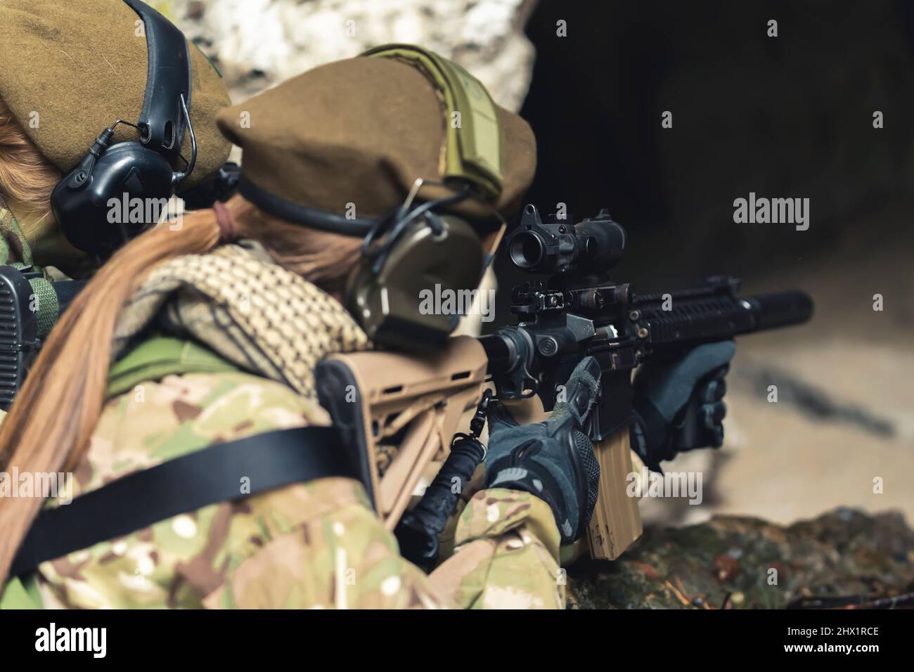 Team-Armee-Trupp mit dem Ziel, Verdächtigen in einem Loch zu töten. Hochwertige Fotos Stockfoto