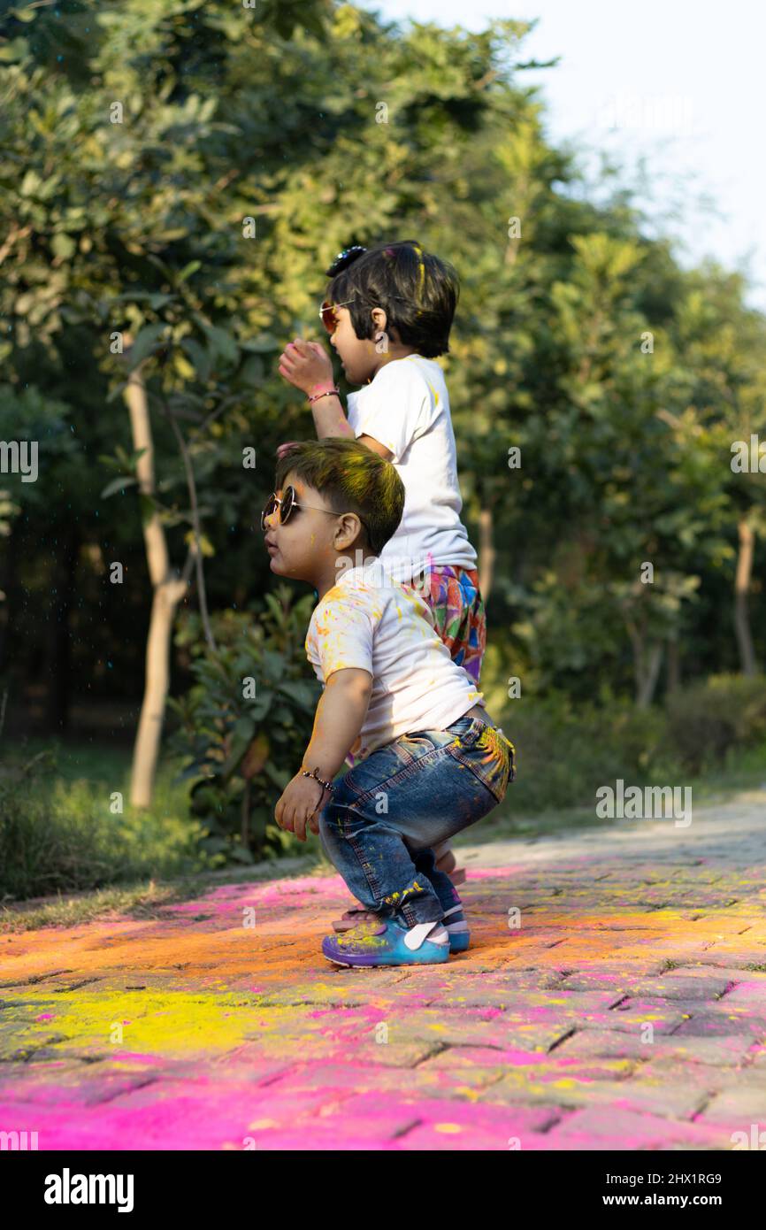 Happy Asian Indian Kids Boy Und Girl Genießen Das Festival Der Farben Mit Holi Color Powder Genannt Gulal Oder Rang Stockfoto