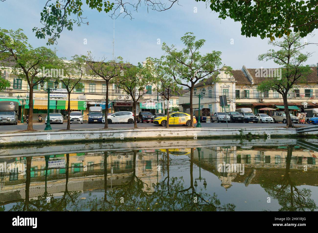 Malerische alte Gebäude in der Atsadang Rd. By Klong Lod (Klong Khu Muang Doem), einem Kanal im alten Stadtgebiet von Phra Nakhon, Bangkok, Thailand Stockfoto