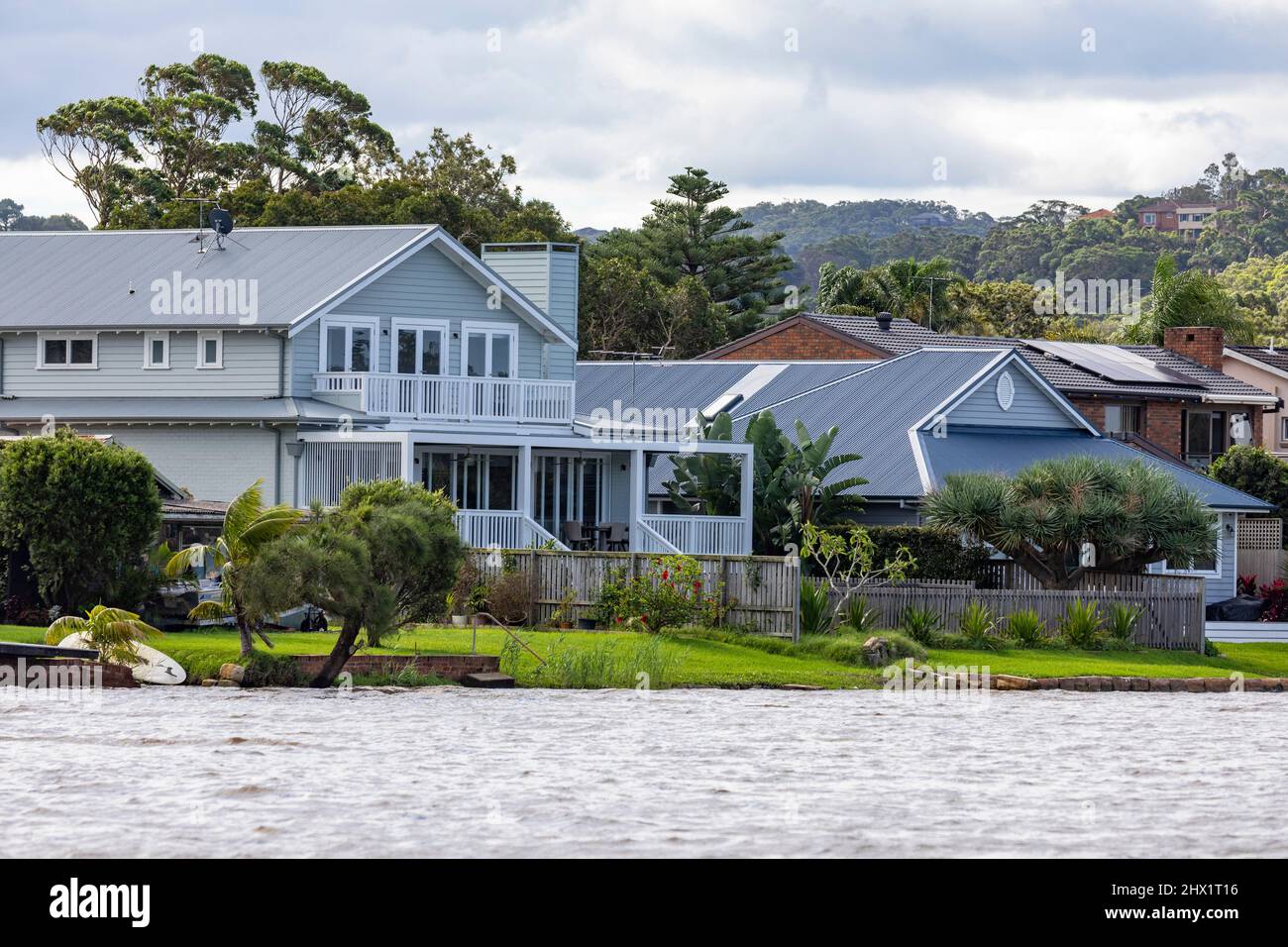 Die Bewohner der Narrabeen Lagune mussten am 8.. März 2022 aufgrund der starken Regenfälle und Überschwemmungen evakuieren, am Tag danach und das Lagunenwasser ist immer noch hoch, NSW Stockfoto