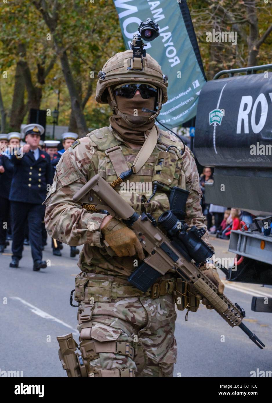Auf der Lord Mayor’s Show 2021, Victoria Embankment, London, England, Großbritannien, marschiert ein Kommando des Royal Marines Reserve in voller Kampfausrüstung. Stockfoto
