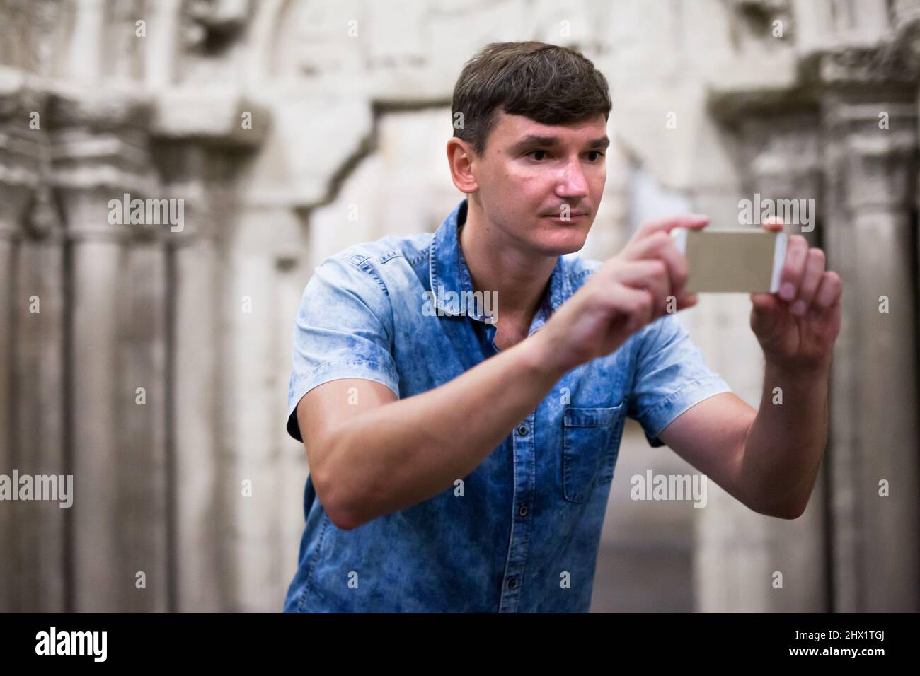Mann, der im historischen Museum fotografiert Stockfoto