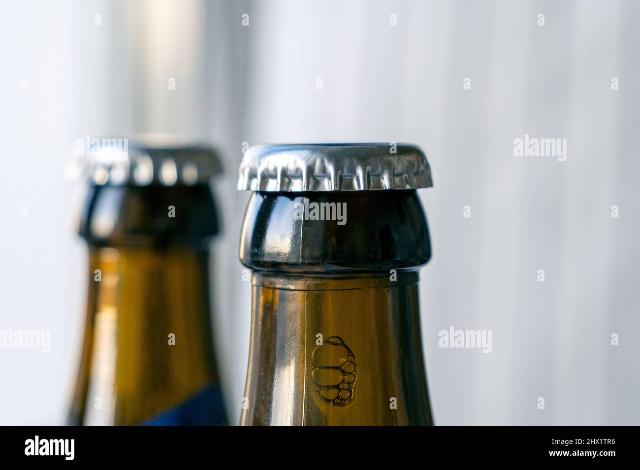 Nahaufnahme von zwei Glasflaschen mit silbernen Deckeln Stockfoto