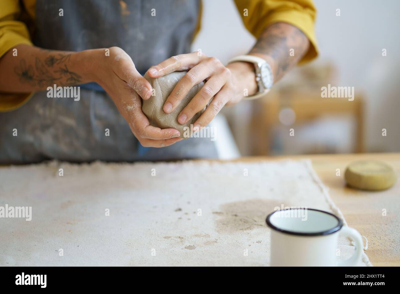 Arbeiten Sie mit Ihren Händen: Künstlerin Frau Formen rohen Ton zum Bildhauen und Formen von Keramik oder Keramik Stockfoto