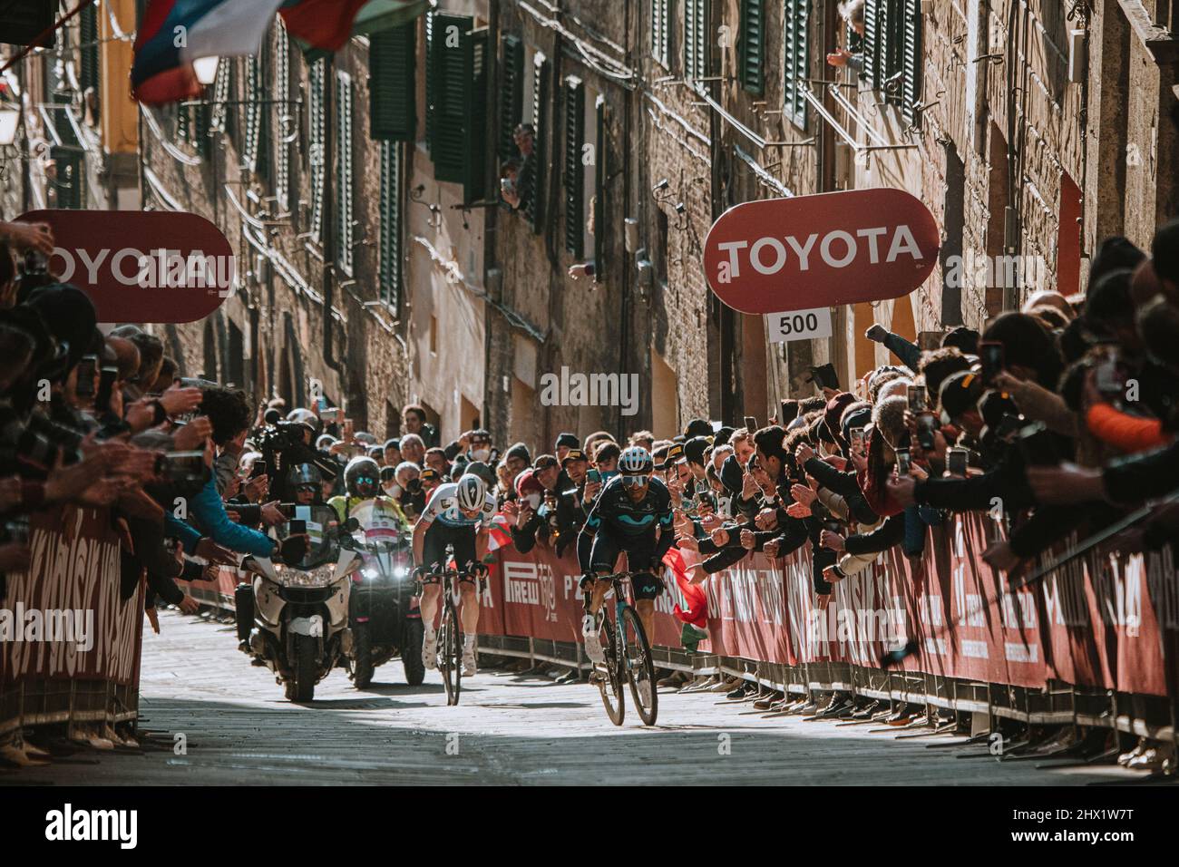 März 5. Siena, Italien. Eroica - 16. Strade Bianche 2022. 184km eintägiges Rennen von Siena nach Siena - Piazza del Campo. Alejandro Valverde und Kasper AS Stockfoto