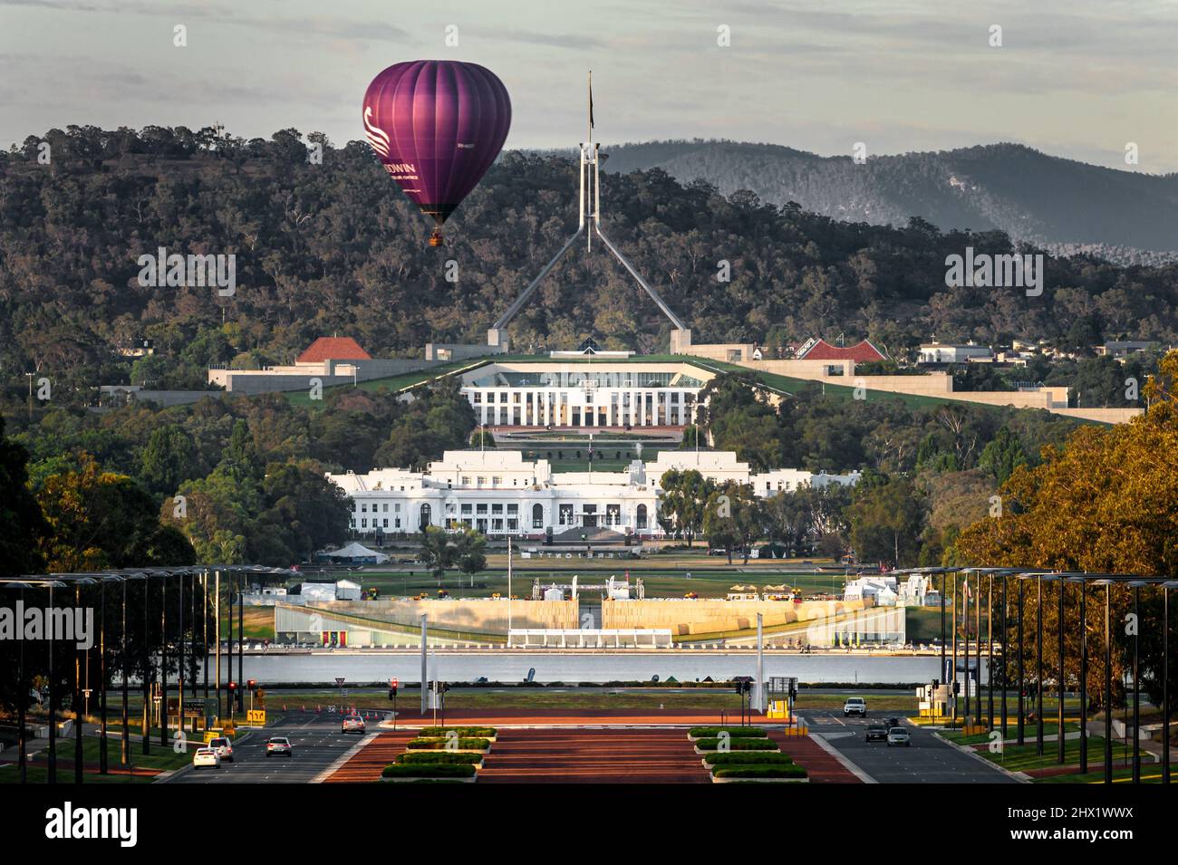 Ballon über dem Parlamentsgebäude in Canberra. Stockfoto
