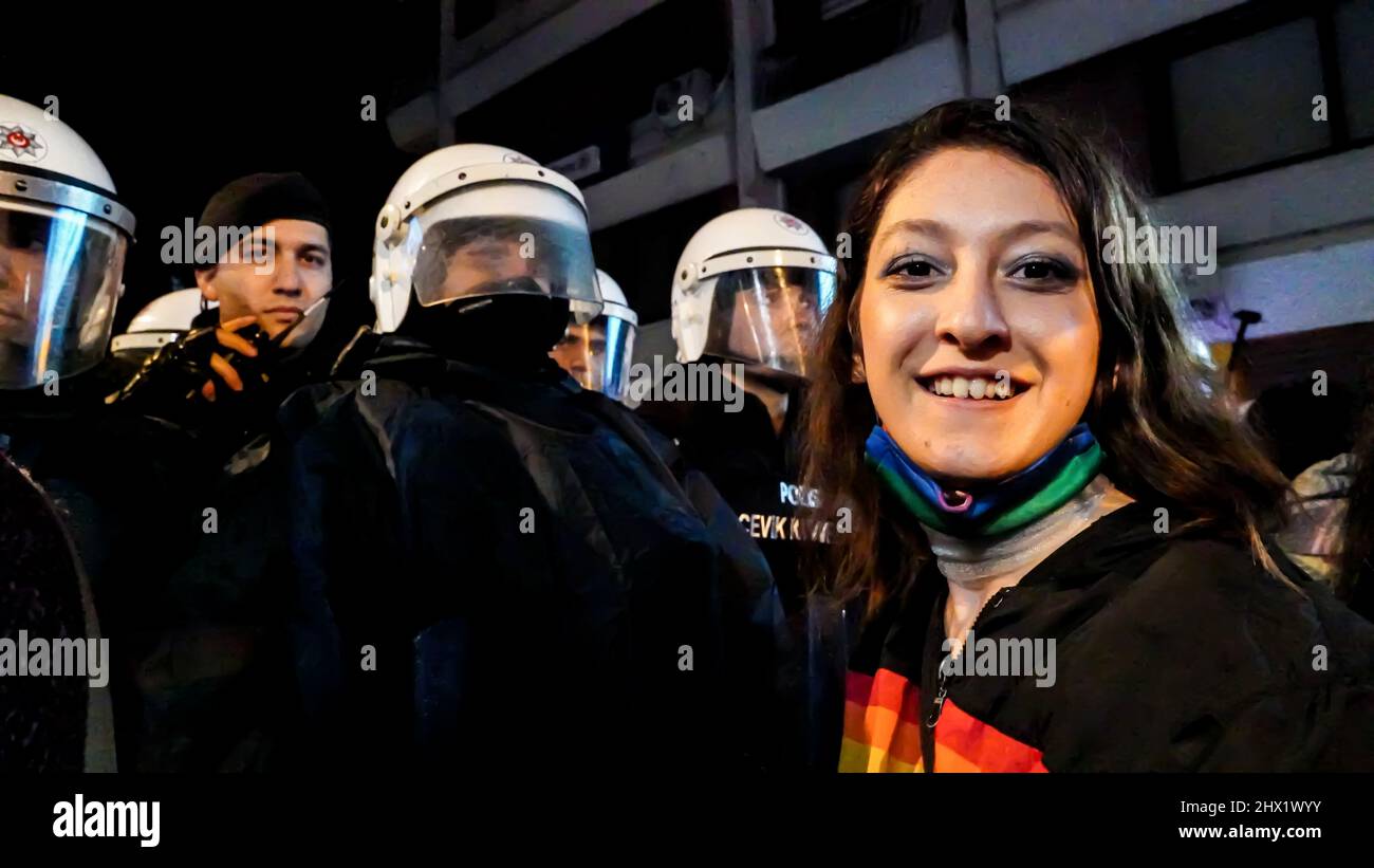 Izmir, Türkei, Türkei. 8. März 2022. Der Internationale Frauentag ist in einer Demonstration gegen männliche Gewalt durch eine riesige Menge von Frauen und LGBTQ-Mitgliedern bei einem feministischen Nachtspaziergang unter der Polizeiunterdrückung markiert. (Bild: © Idil Toffolo/Pacific Press via ZUMA Press Wire) Stockfoto