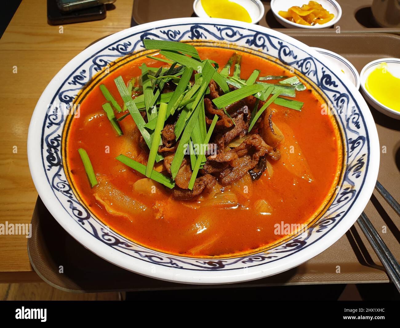 Jjamppong, koreanische Nudelsuppe mit roter, würziger, auf Meeresfrüchten basierender Brühe, gewürzt mit Chilipulver. Chinesisches Essen im koreanischen Stil. Stockfoto