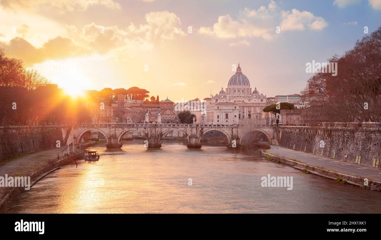 Rom, Italien. Stadtbild von Rom, Italien mit der Brücke des Heiligen Engels und dem Petersdom, Vatikan bei Sonnenuntergang. Stockfoto