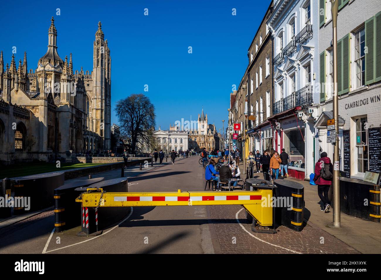 Anti-Terror-Barriere im Stadtzentrum an der Kings Parade, im Zentrum von Cambridge. Die hochbelastbare Anti-Terror-Barriere wurde 2020 installiert. Zufahrtsbarriere Für Fahrzeuge. Stockfoto