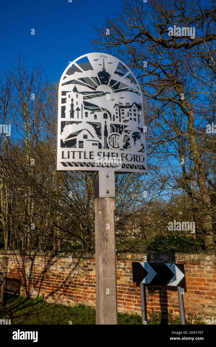Little Shelford Village Sign - modernes Dorfschild im südlichen Cambridgeshire Dorf Little Shelford. Entworfen von Allen Boothroyd. Stockfoto