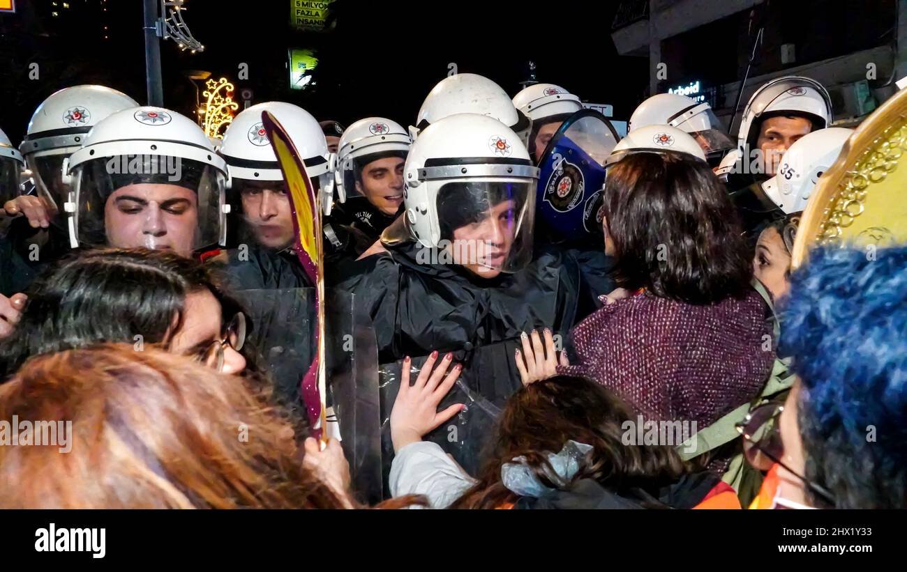 Izmir, Türkei, Türkei. 8. März 2022. Der Internationale Frauentag ist in einer Demonstration gegen männliche Gewalt durch eine riesige Menge von Frauen und LGBTQ-Mitgliedern bei einem feministischen Nachtspaziergang unter der Polizeiunterdrückung markiert. (Bild: © Idil Toffolo/Pacific Press via ZUMA Press Wire) Stockfoto