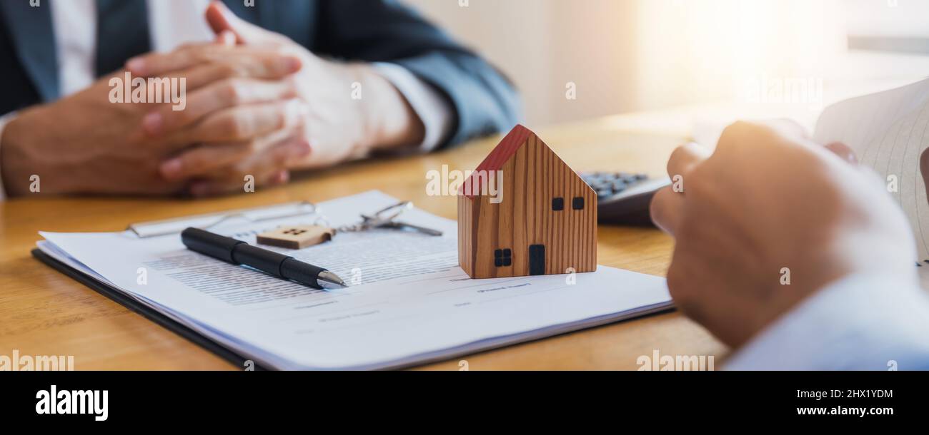 Hauskäufer treffen und verhandeln mit Immobilienmaklern über die Vermietung, den Kauf von Haus, Immobilienmakler verhandeln, sprechen über die Bedingungen des Hauses purch Stockfoto