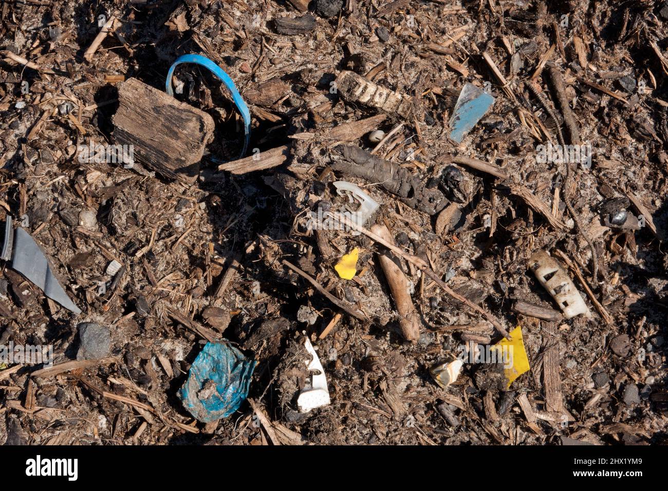 Plastiksuppe, Detail von Kompost in der Landwirtschaft verwendet, mit Kunststoff verschmutzt Stockfoto