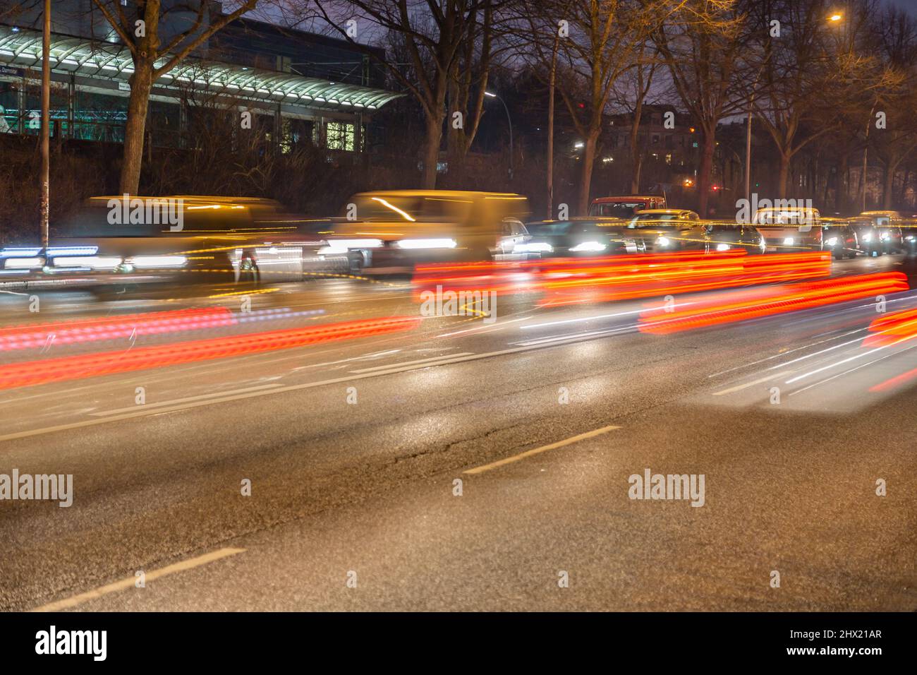 Nächtliche Lichtwege auf einer befahrenen Straße Stockfoto